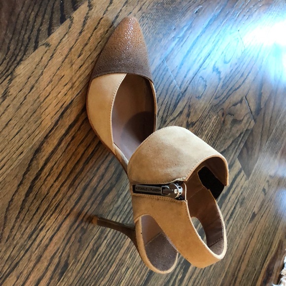 Donald Pliner suede/stingray heels - Picture 2 of 10